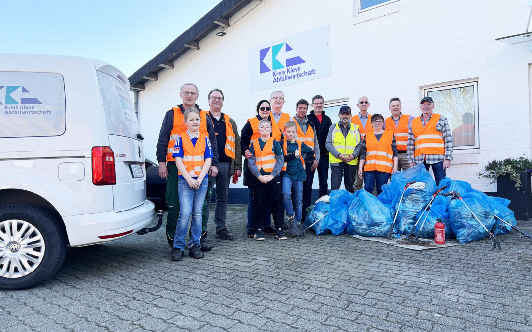 Am Wochenende gab der Aufsichtsrat der Kreis Kleve Abfallwirtschaft GmbH mit seiner eigenen Müllsammelaktion den Startschuss für den Frühjahrsputz im Kreis Kleve. (Foto: Stefan Mülders)