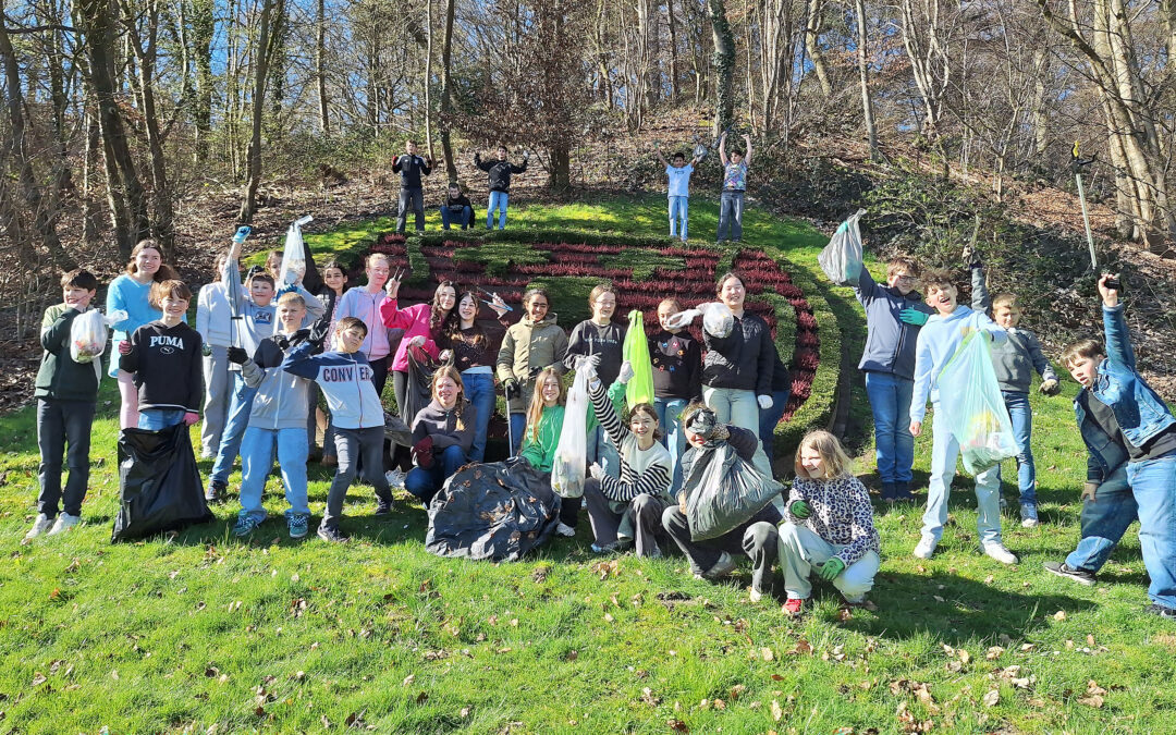 Auch die 6c des Freiherr-von-Stein-Gymnasiums Kleve, hier bei ihrer Sammelaktion im März, gehört zu den Preisträgern. (Foto: privat)